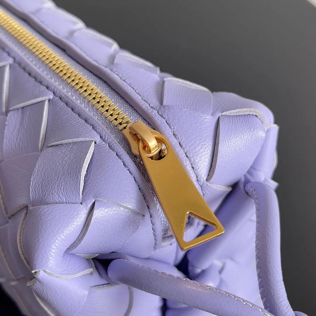 Batch 1560 New version and new color (third generation) 𝗕𝗼𝘁𝘁𝗲𝗴𝗮 𝗩𝗲𝗻𝗲𝘁𝗮———— The latest version of the loop camera bag💥 at the BV King of Cost-Effectiveness counter, large woven texture➕As always, ultra-high-quality lambskin, with zippers and adjustable drawstrings, it is especially suitable for the belly💫It can fit anything, and it is very light in weight. It is suitable for girls of all ages. Size: 17*10*6cm Style number: 723547